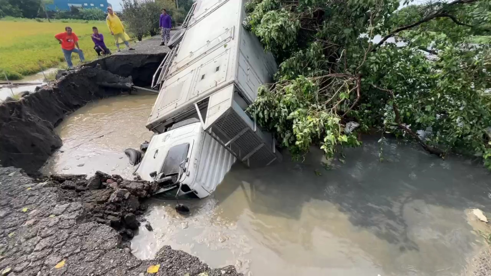 (有影片)/豪雨狂襲!二林路基掏空驚現天坑 大貨車陷落駕駛驚險逃生 - https://www.watchmedia01.com