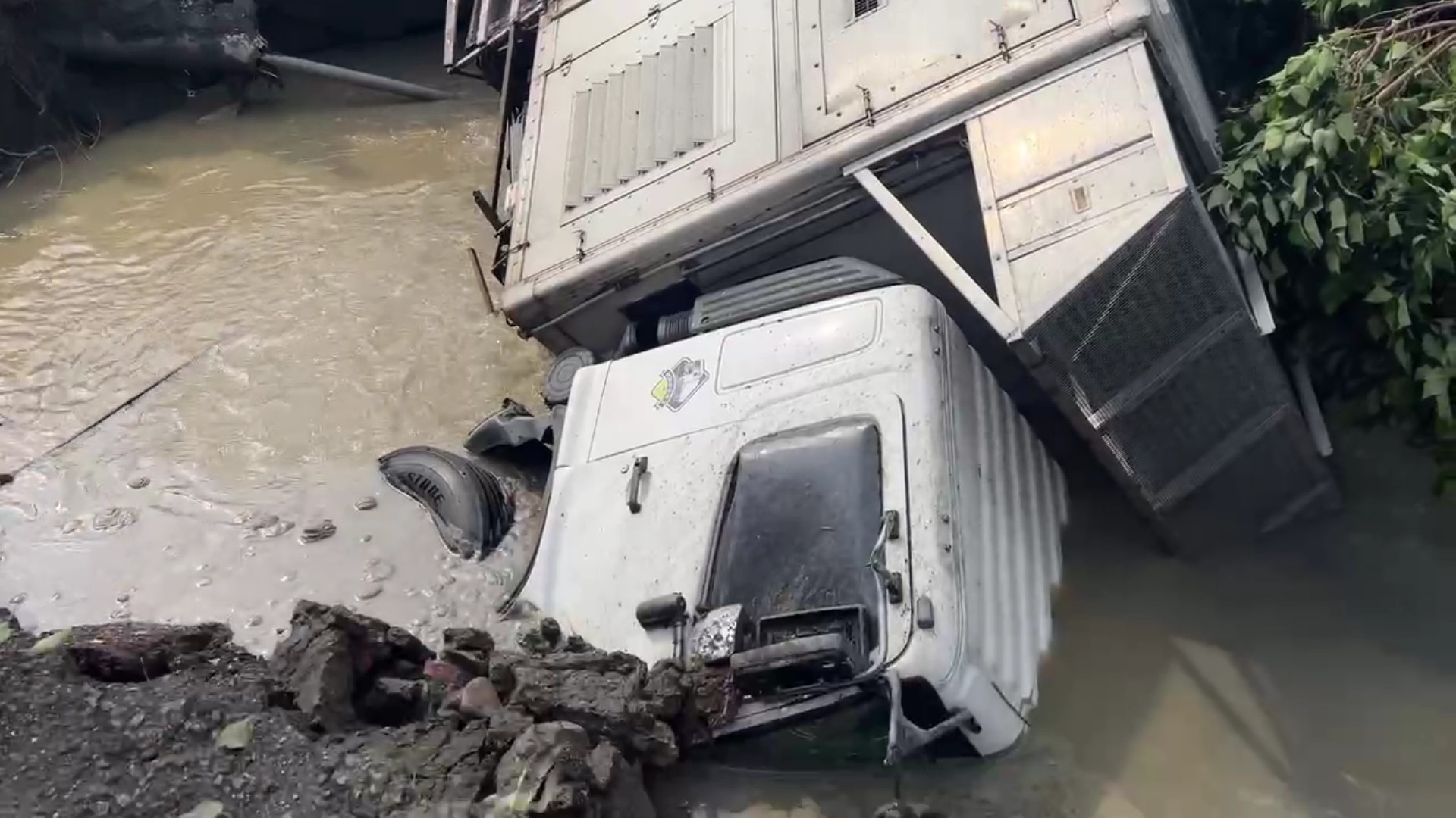 （有影片）／豪雨狂襲！二林路基掏空驚現天坑　大貨車陷落駕駛驚險逃生 - https://www.watchmedia01.com