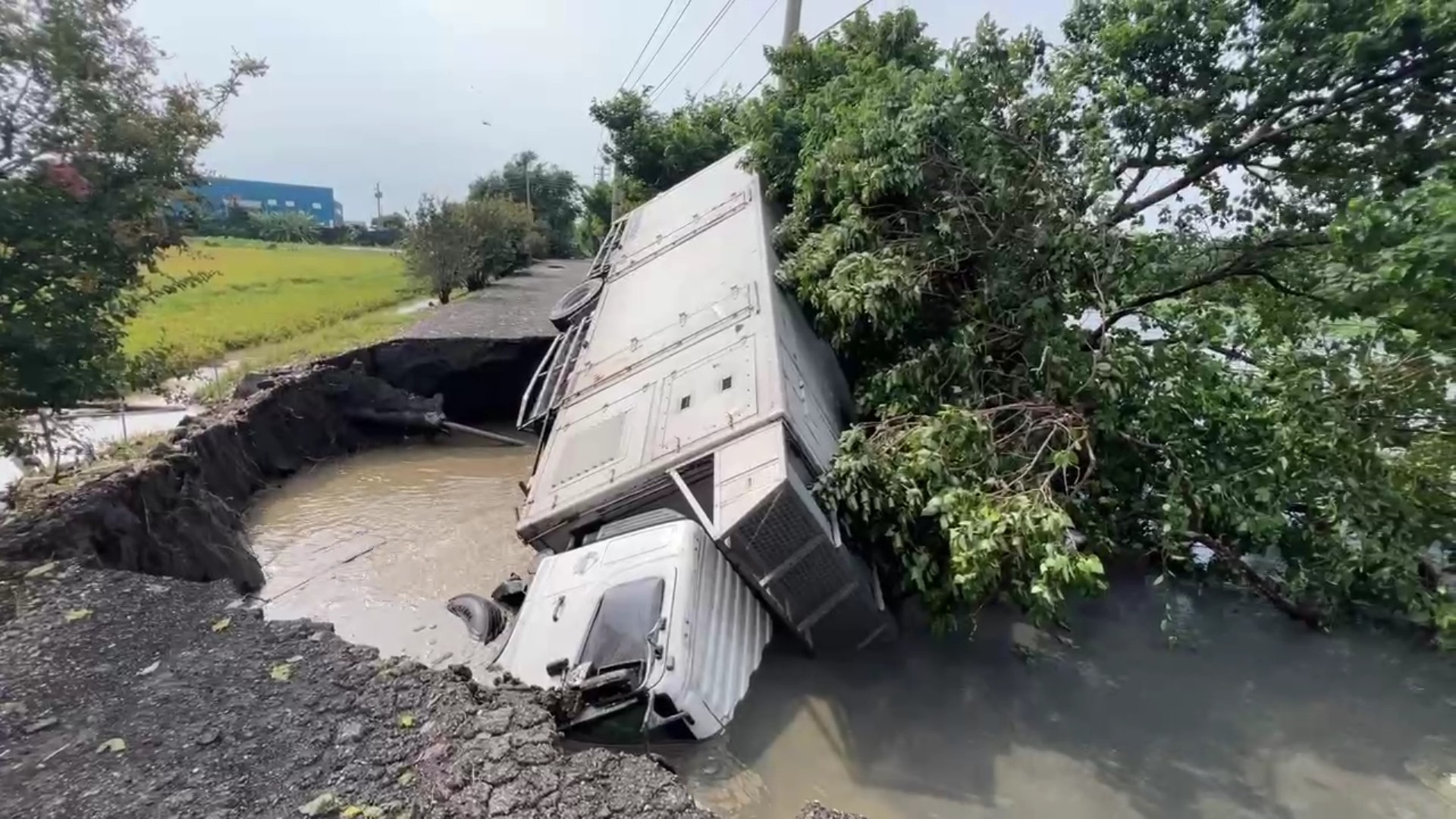 （有影片）／豪雨狂襲！二林路基掏空驚現天坑　大貨車陷落駕駛驚險逃生 - https://www.watchmedia01.com