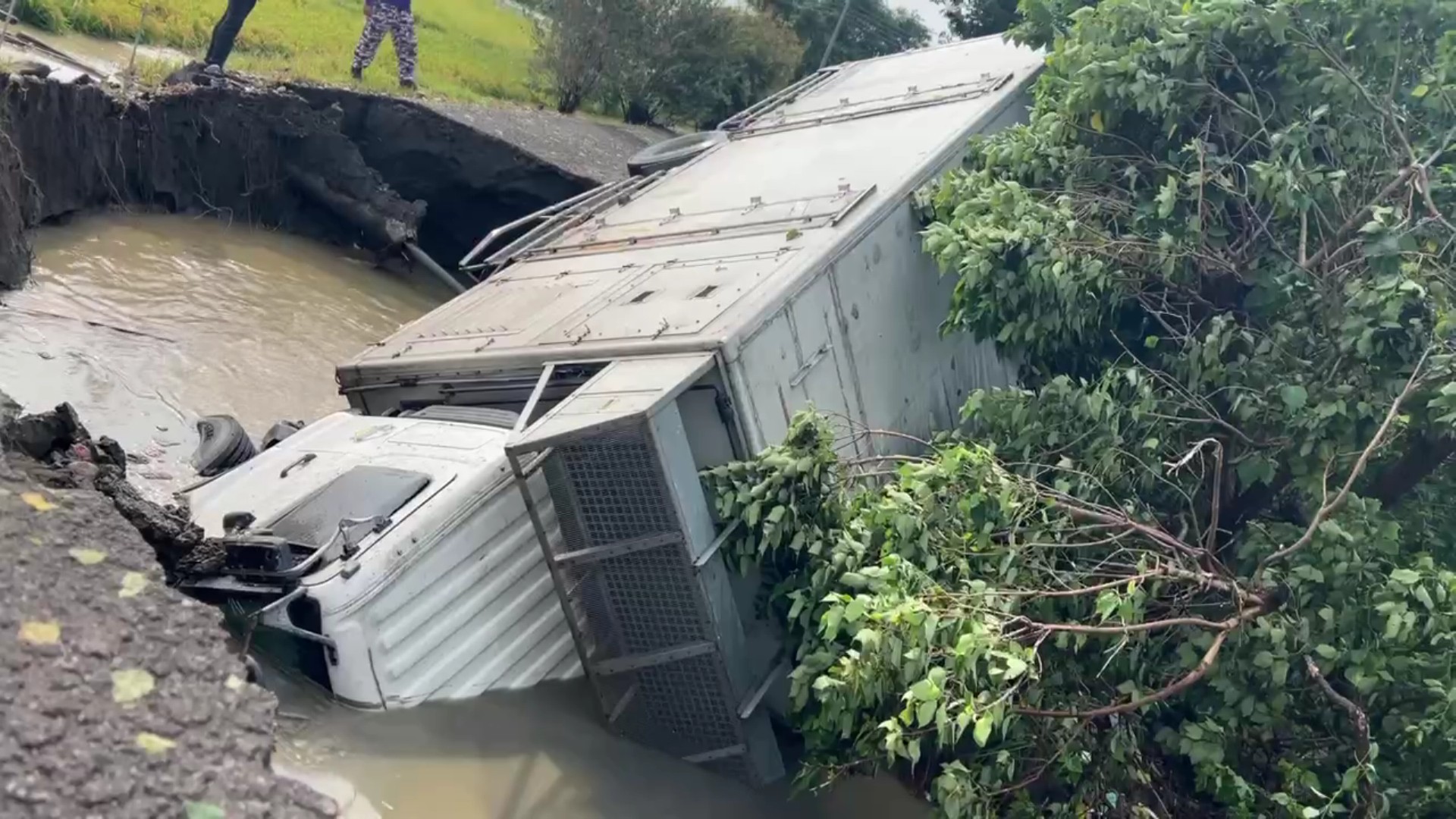 （有影片）／豪雨狂襲！二林路基掏空驚現天坑　大貨車陷落駕駛驚險逃生 - https://www.watchmedia01.com