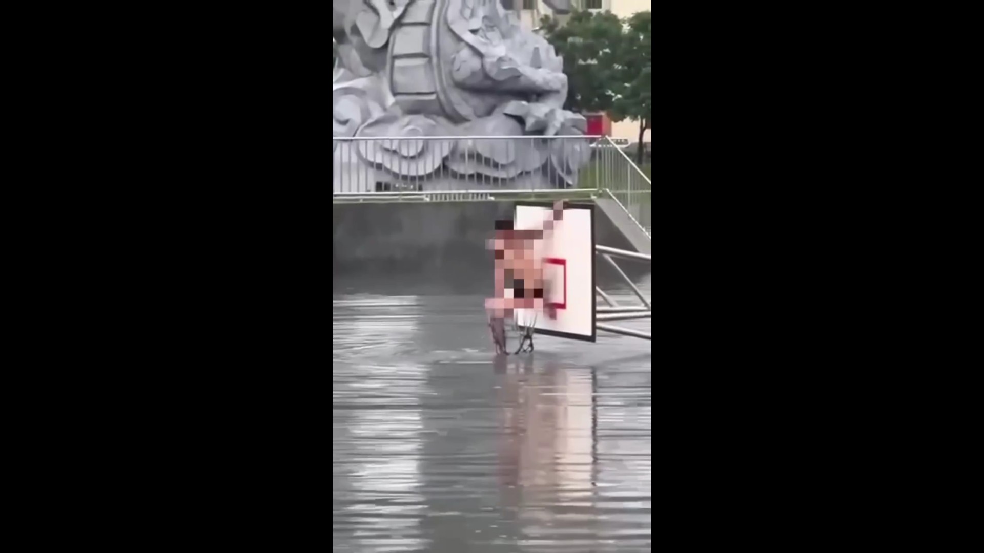 (有影片)/【屁孩添亂】暴雨中裸泳還自拍 刺青男跳滯洪池遭法辦 - https://www.watchmedia01.com