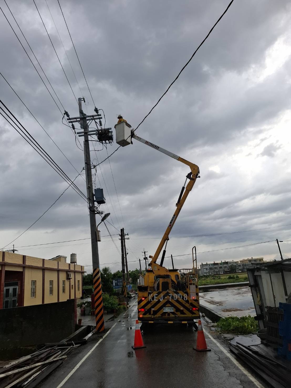 丹娜絲甩尾襲彰化!6.8萬戶曾停電 台電搶修剩6千戶未復電 - https://www.watchmedia01.com