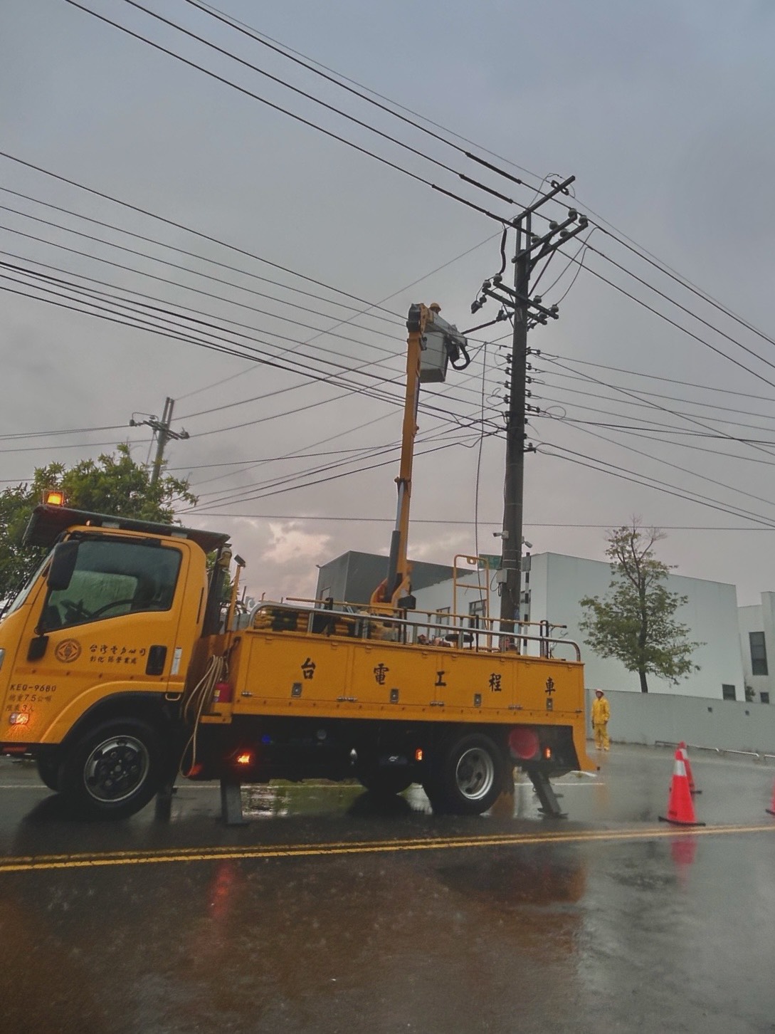 丹娜絲甩尾襲彰化！6.8萬戶曾停電　台電搶修剩6千戶未復電 - https://www.watchmedia01.com
