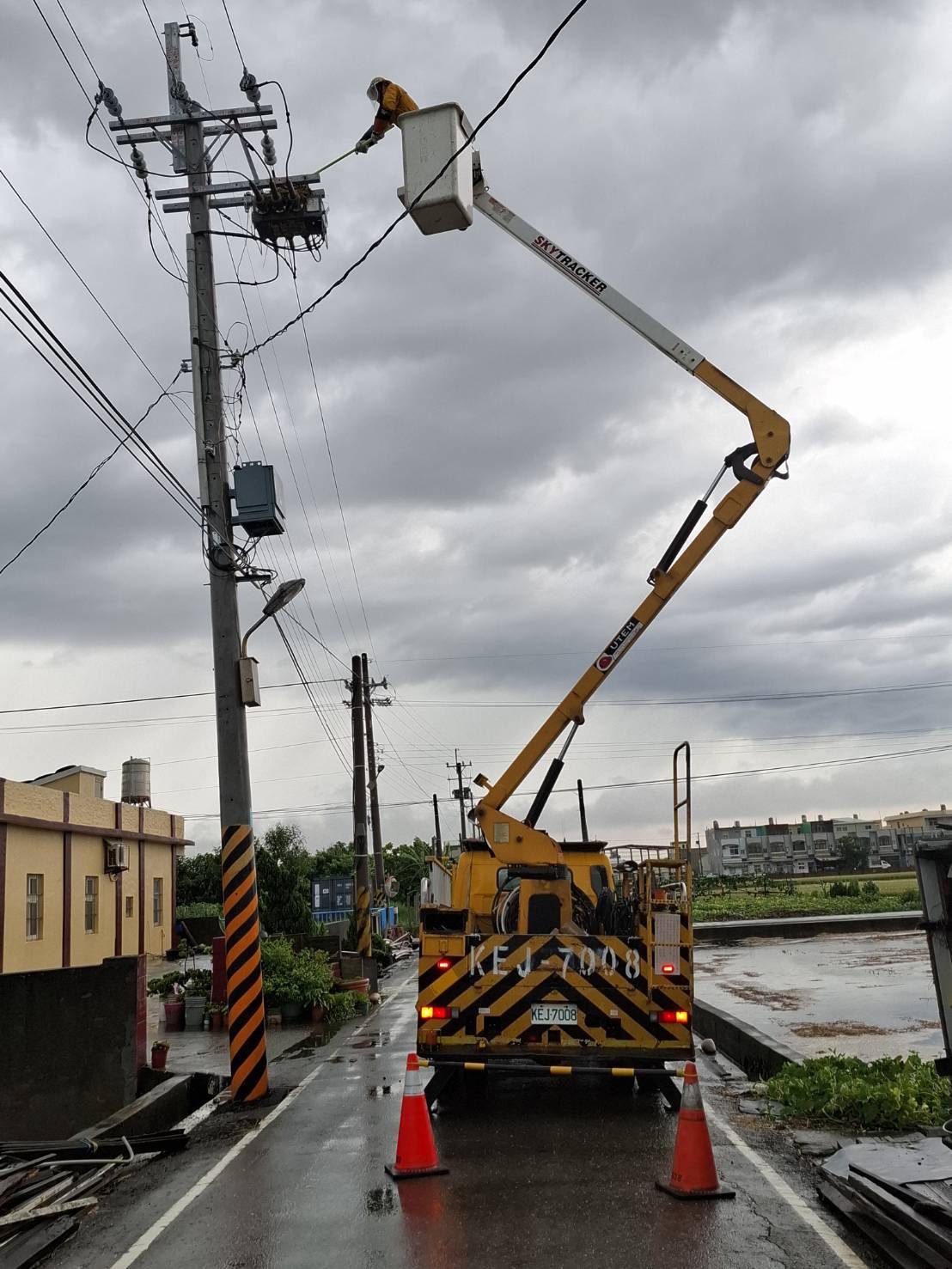 丹娜絲甩尾襲彰化！6.8萬戶曾停電　台電搶修剩6千戶未復電 - https://www.watchmedia01.com