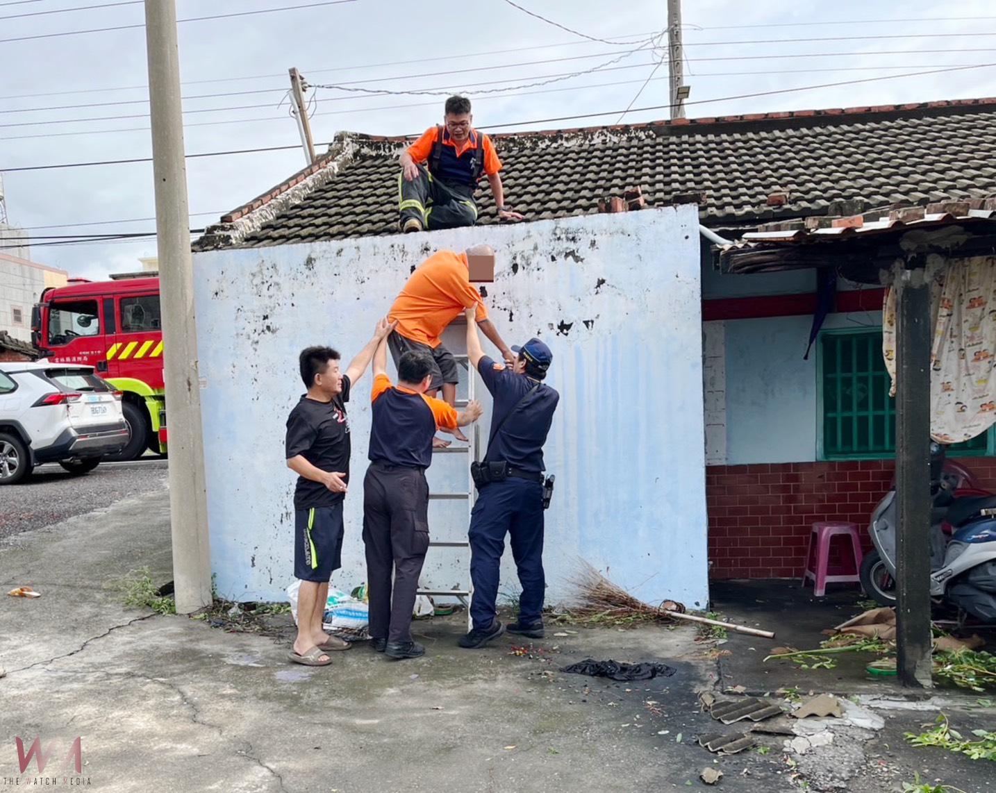 颱風過後老翁修繕受困屋頂 北港警聯手消防成功救援 - https://www.watchmedia01.com