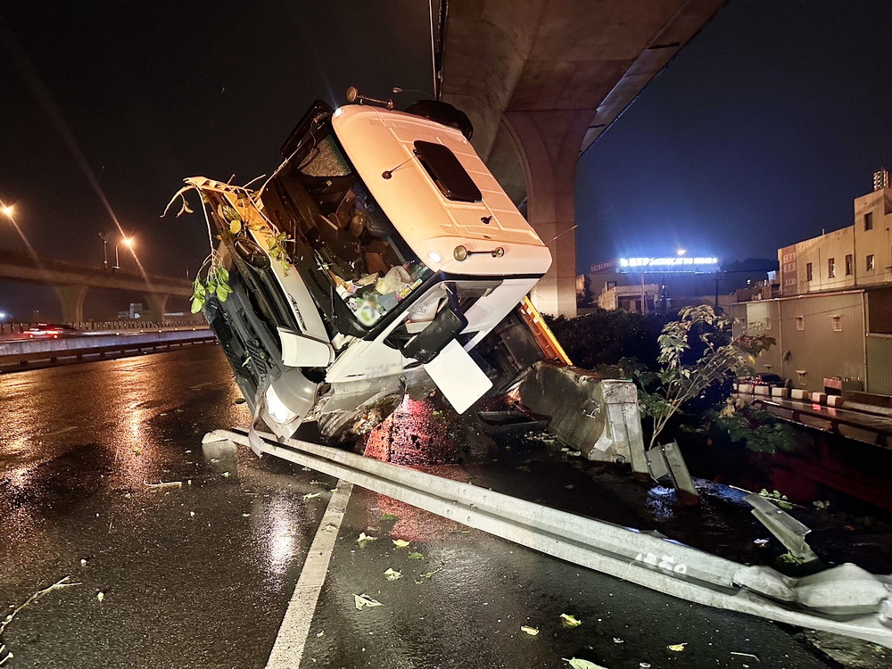 國道一號桃園南崁匝道聯結車翻覆夫妻脫困輕傷 清晨車流回堵4小時 - https://www.watchmedia01.com