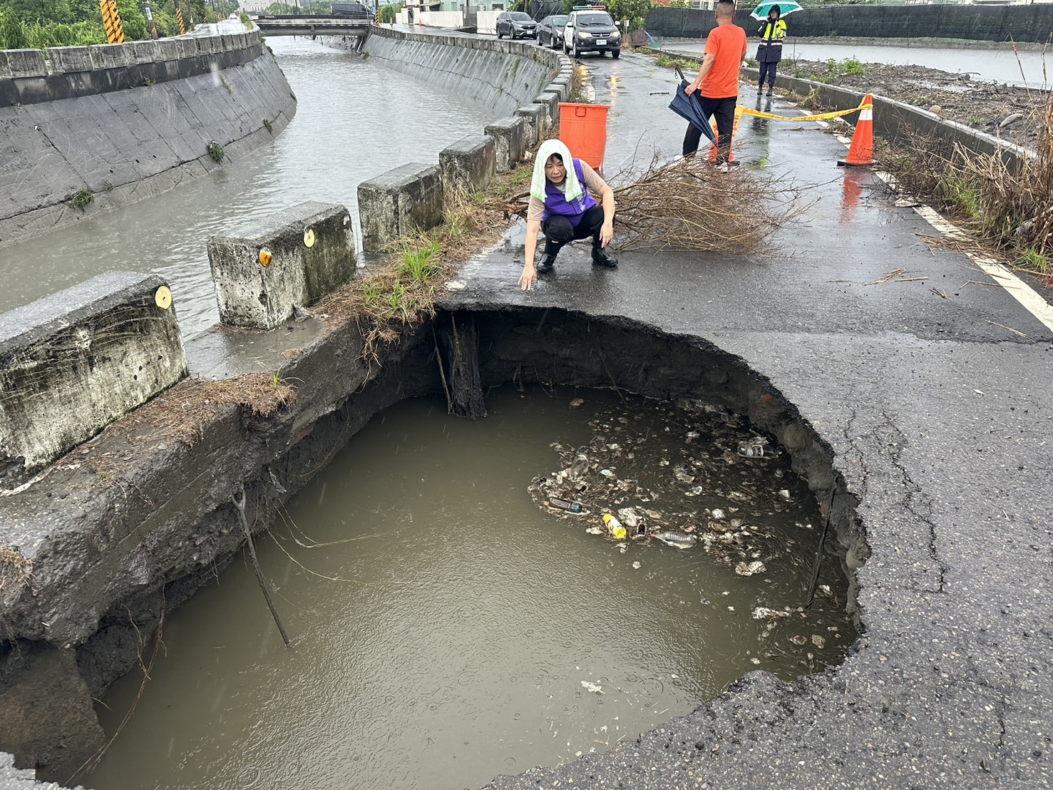驚險一瞬！埔心防汛道路天坑吞車　駕駛爬窗逃命保一命 - https://www.watchmedia01.com