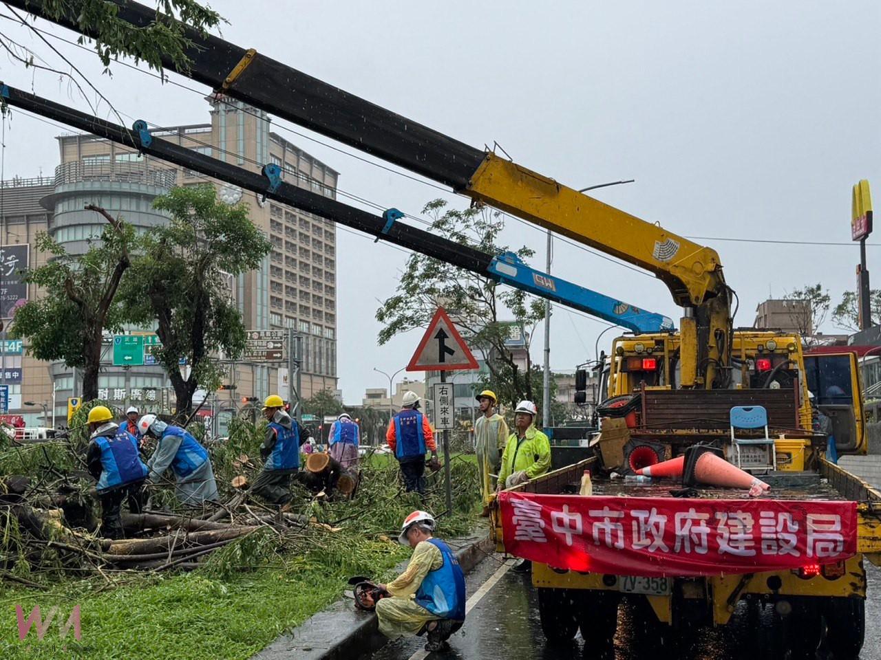 黃敏惠現身救災前線致謝　盧秀燕承諾「救援絕不缺席」力挺嘉義 - https://www.watchmedia01.com