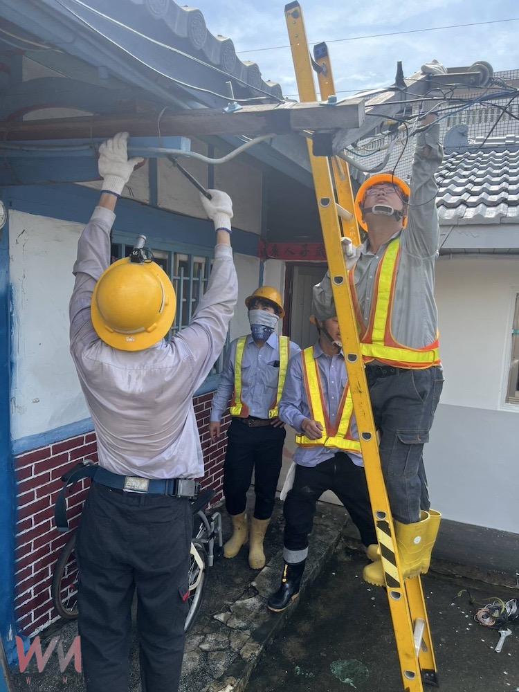 用電開關箱受潮引發蚵棚火警，台電提醒民眾在風災過後，應自行檢查用電設備，以確保用電安全。（圖/台電提供）