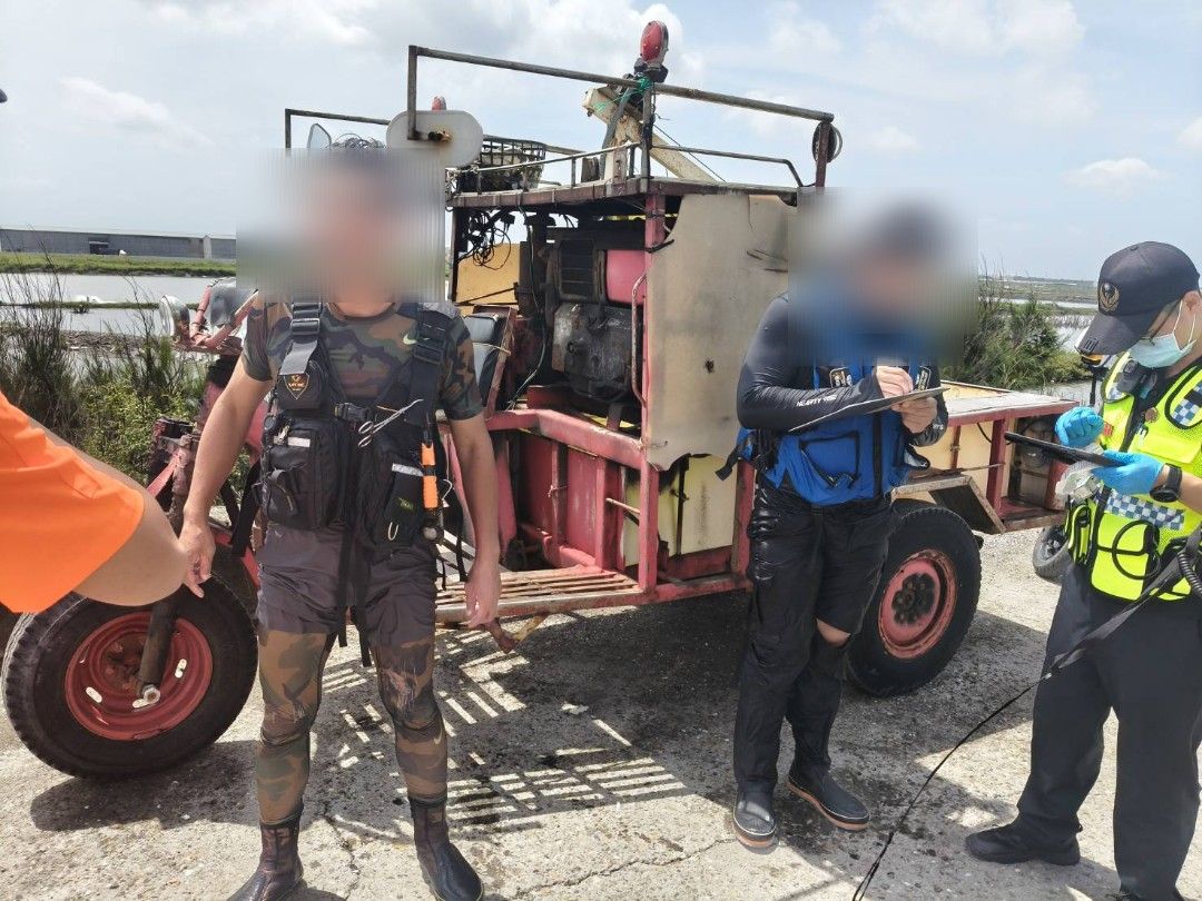 芳苑潮間帶釣客遭潮水圍困　消防緊急出動救援兩人平安獲救 - https://www.watchmedia01.com