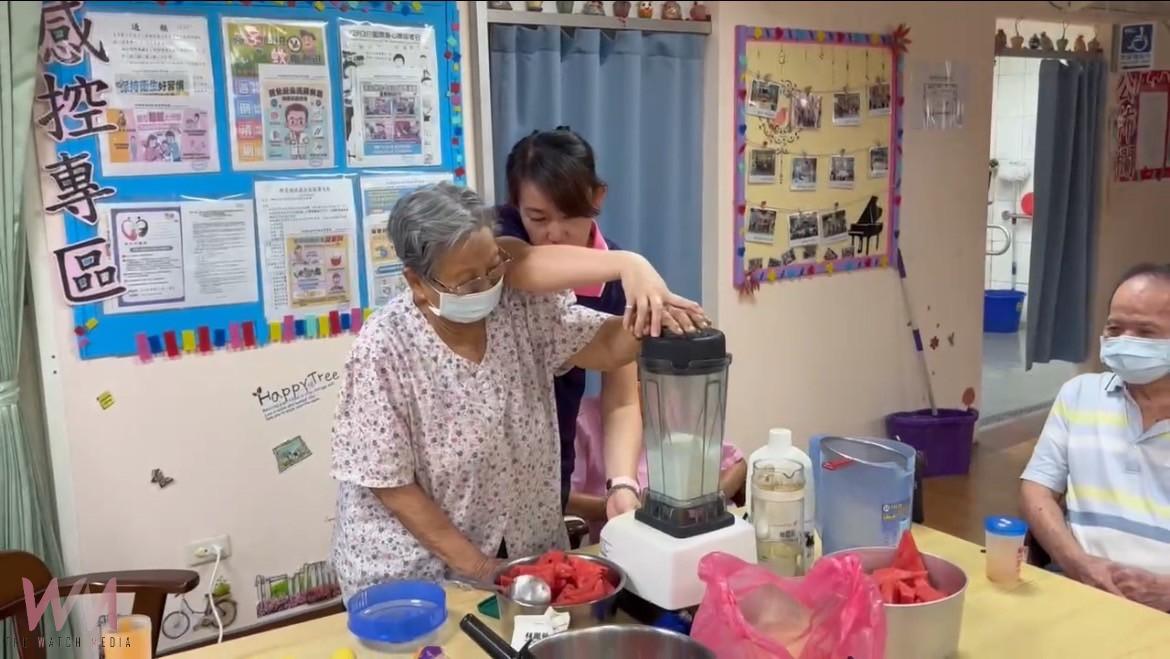(有影片)/炎夏送清涼!彰化榮家日照中心現打鮮果飲 長輩笑開懷 - https://www.watchmedia01.com