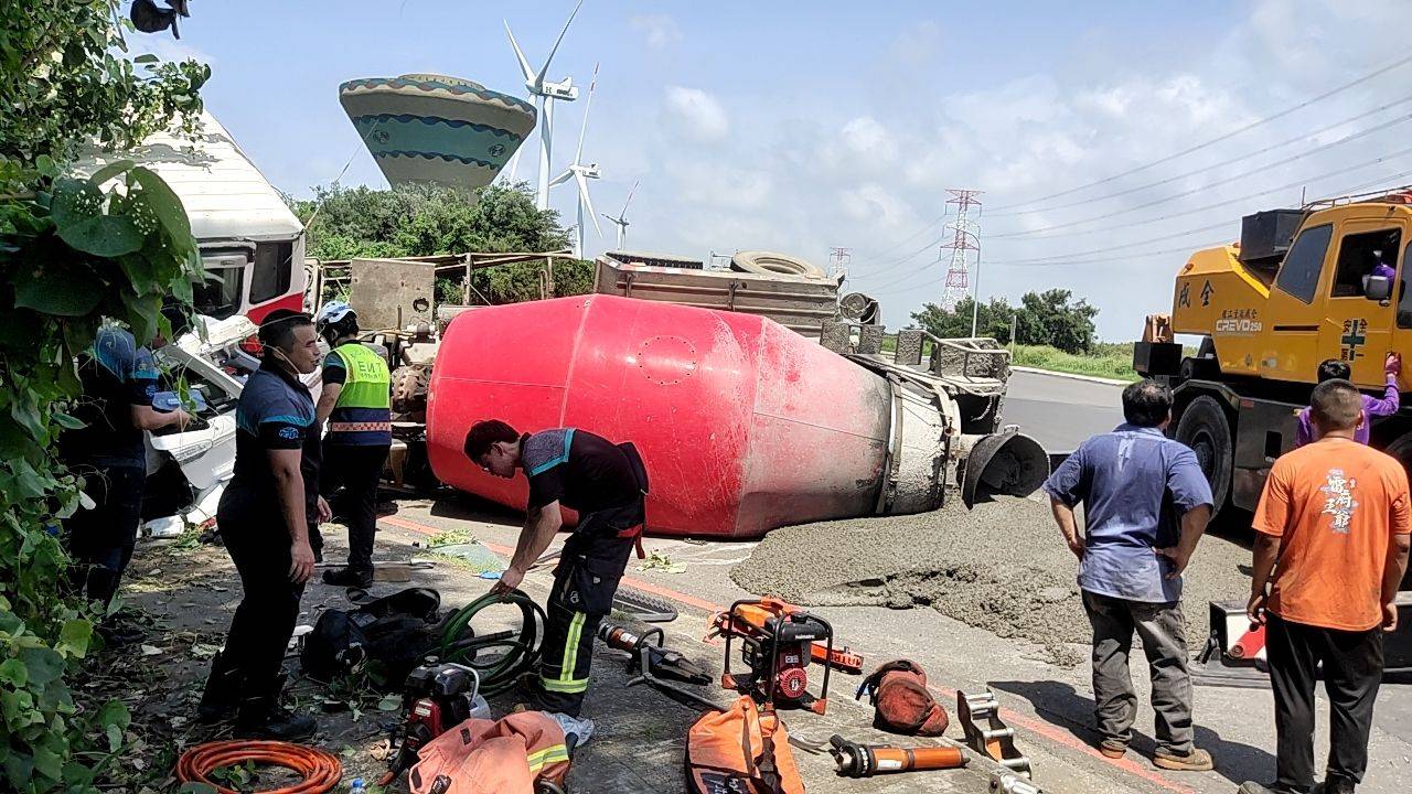 （有影片）／驚悚車禍！線西水泥車翻覆壓爛轎車　副駕乘客受困胸傷送醫 - https://www.watchmedia01.com