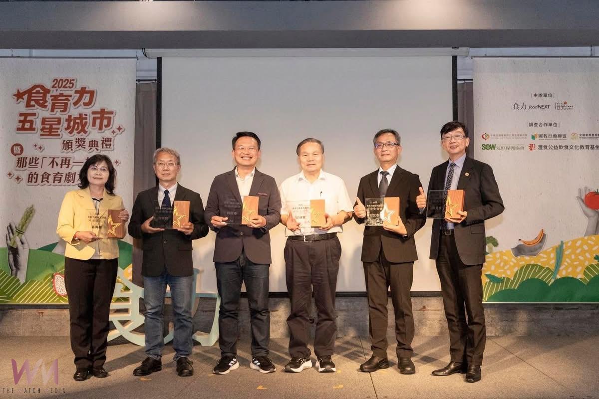 嘉義縣政府五連霸全國食育力五星城市，成為全台食安教育的領航者，衛生局局長趙紋華（左）代表受獎。（圖/嘉義縣政府提供）