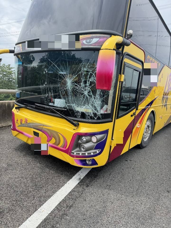 （有影片）／國道驚險事故　遊覽車國道撞飛工程人員　肋骨骨折送加護病房 - https://www.watchmedia01.com