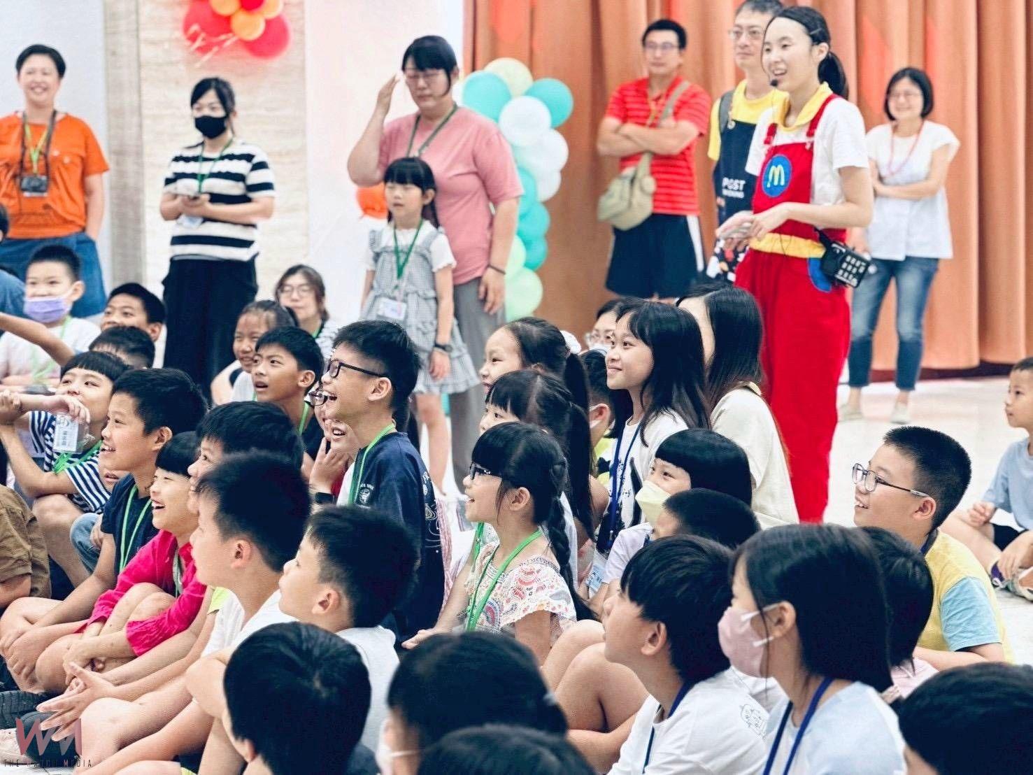 向下扎根！臺中郵局辦「暑期親子集郵研習營」　引領學童探索郵票樂趣 - https://www.watchmedia01.com