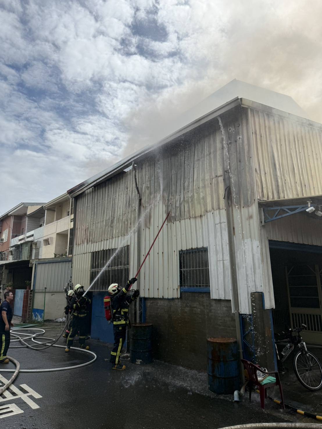 田尾透天厝驚傳火警　3樓鐵皮加蓋陷火海　屋主妻兒驚險逃生 - https://www.watchmedia01.com