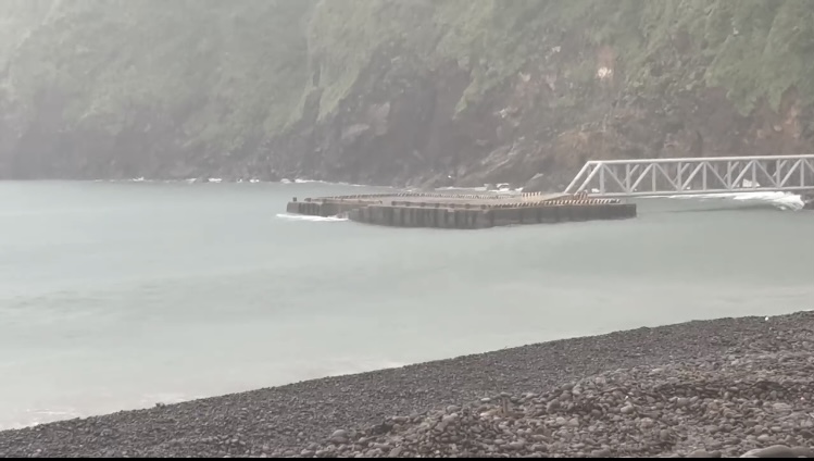 颱風外圍湧浪大 龜山島今（21）日再封島 - https://www.watchmedia01.com