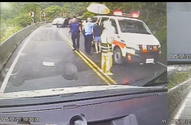 蘇花公路落石砸車 駕駛右手骨折一乘客受傷 - https://www.watchmedia01.com