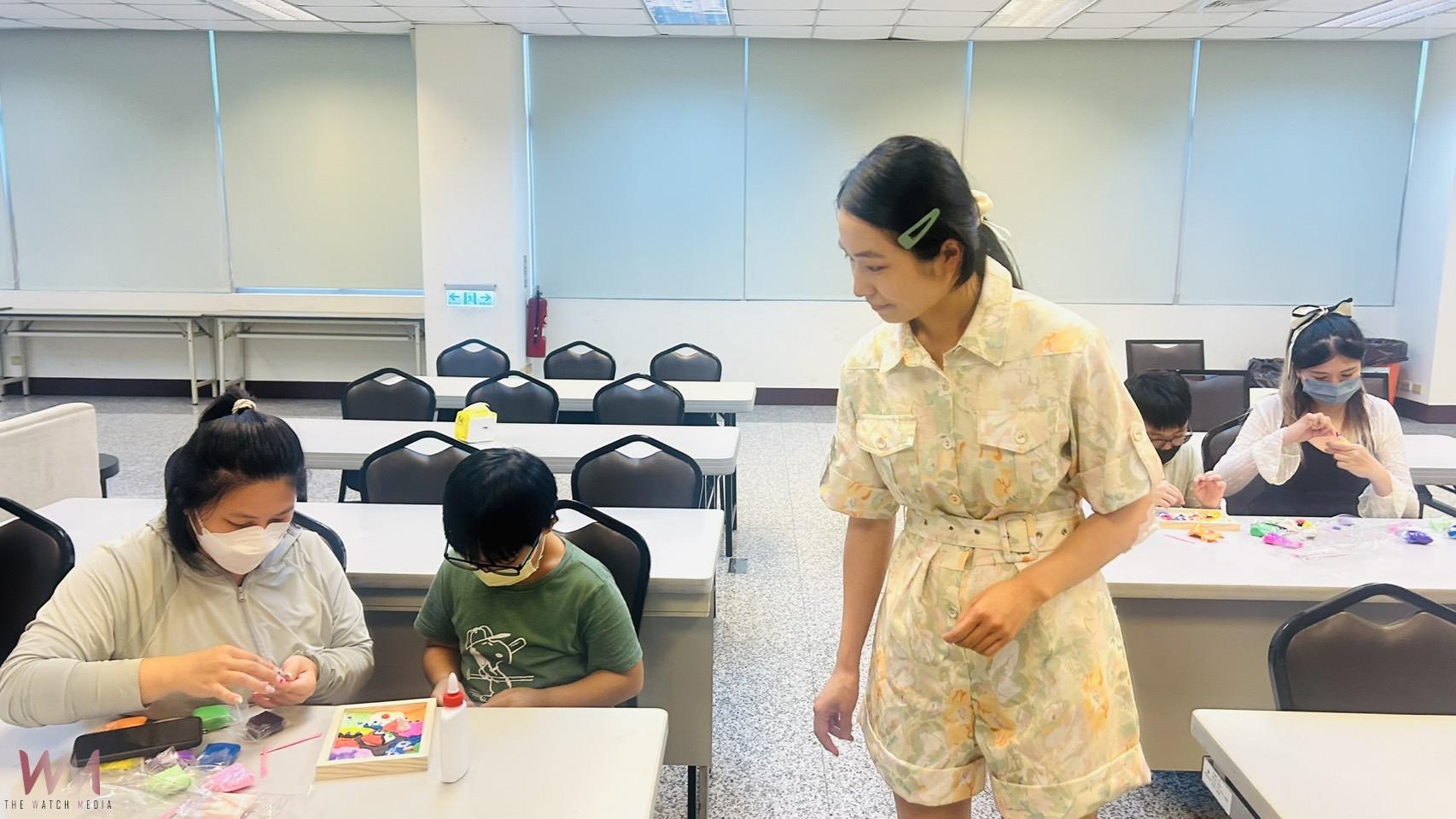 成美藝廊活動吸引親子熱情參與 樹珮Art工作室輕黏土畫框另類藝術品 - https://www.watchmedia01.com