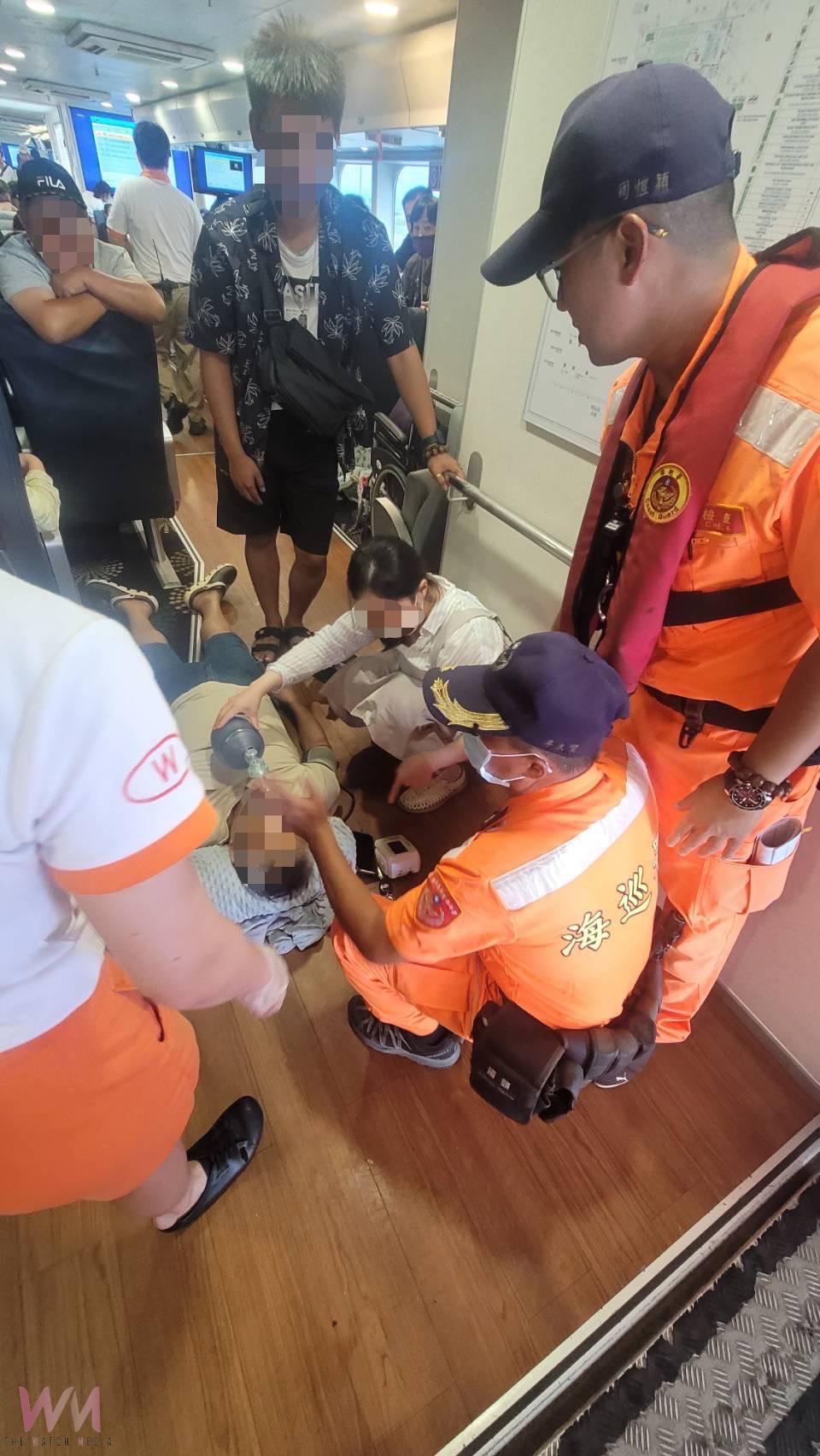 海巡署布袋商港安檢所協助昏迷的旅客下船送醫。（圖/海巡署提供）