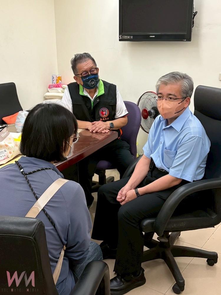 嘉義地檢署蔡宗熙檢察長(右)、犯罪被害人保護協會嘉義分會林文村主任委員(中)向家屬表達最深切的哀悼與關懷。(圖/嘉義地檢署提供)
