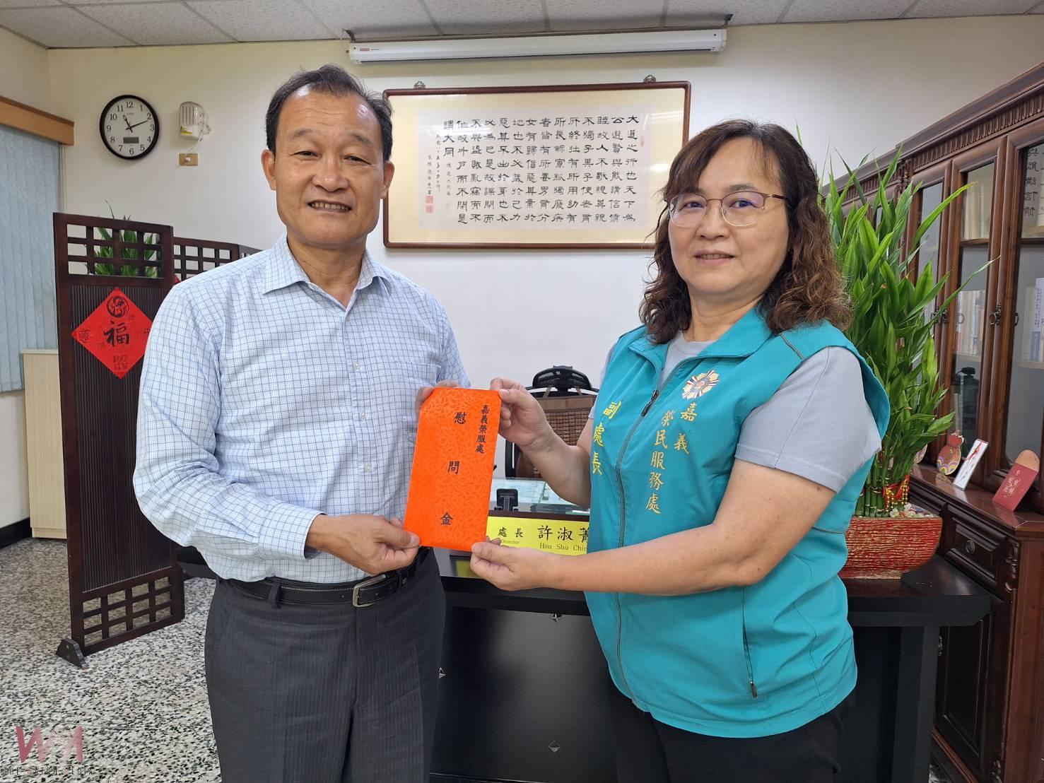 欣桃天然氣股份有公司董事長房茂宏(左)為協助嘉義地區退除役官兵眷重建家園及慰勉救災志工,南下至嘉義榮服處捐贈善款,由副處長曾秀琴(右)代表受贈,並回贈感謝狀。(圖/嘉義榮服處提供)