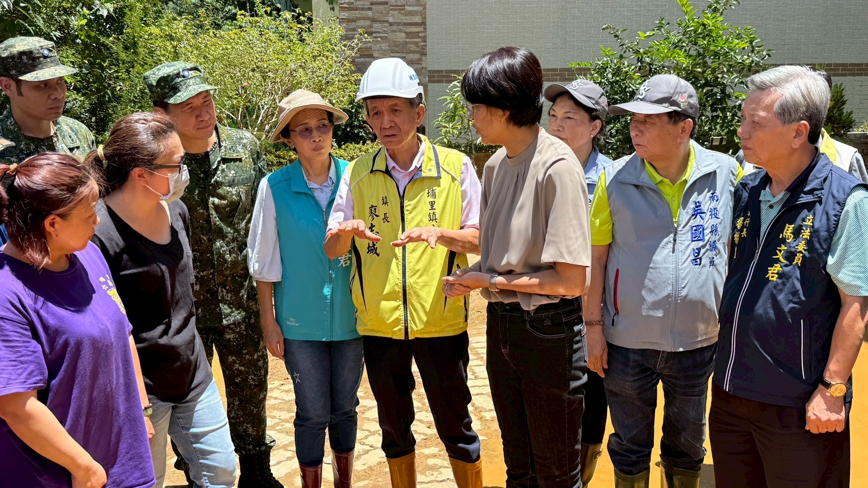 埔里土石流災害加快搶修 縣長許淑華、鎮長廖志城贈災戶慰問金並感謝國軍官兵救災 - https://www.watchmedia01.com