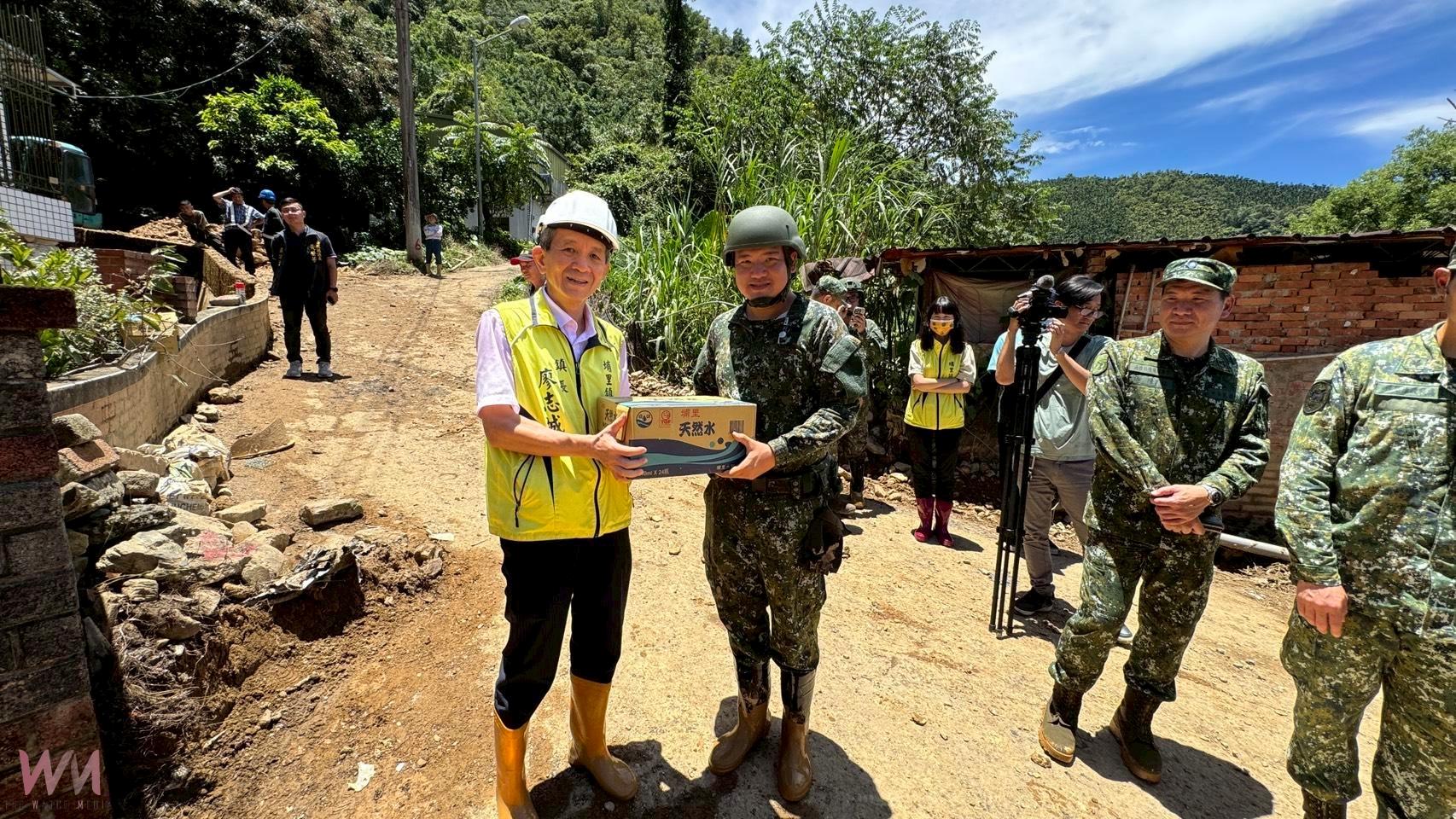 埔里土石流災害加快搶修 縣長許淑華、鎮長廖志城贈災戶慰問金並感謝國軍官兵救災 - https://www.watchmedia01.com