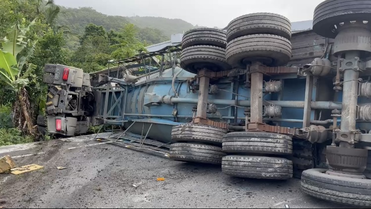 頭城水泥車翻覆 駕駛逃過一劫僅擦傷