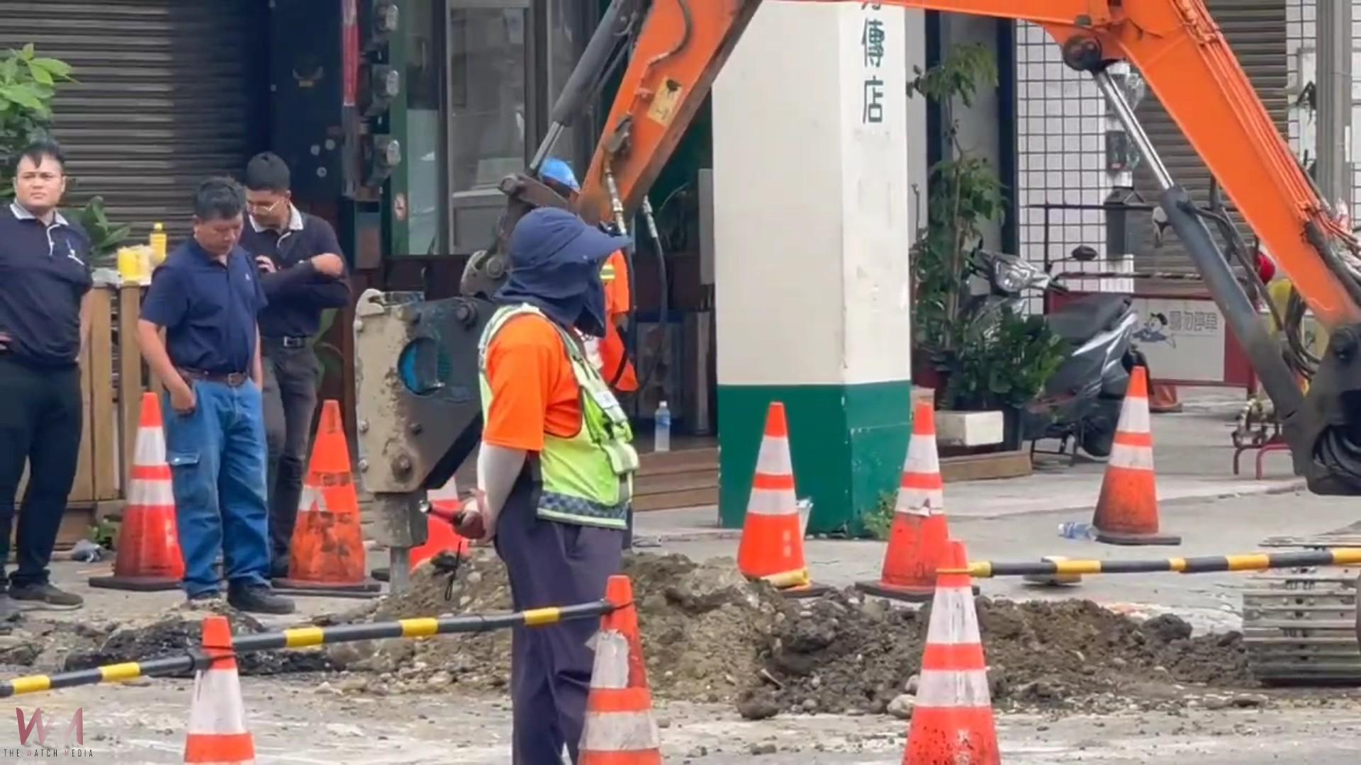 (有影片)/太驚險!彰化路面施工挖到瓦斯管 瓦斯狂洩嚇壞民眾 - https://www.watchmedia01.com