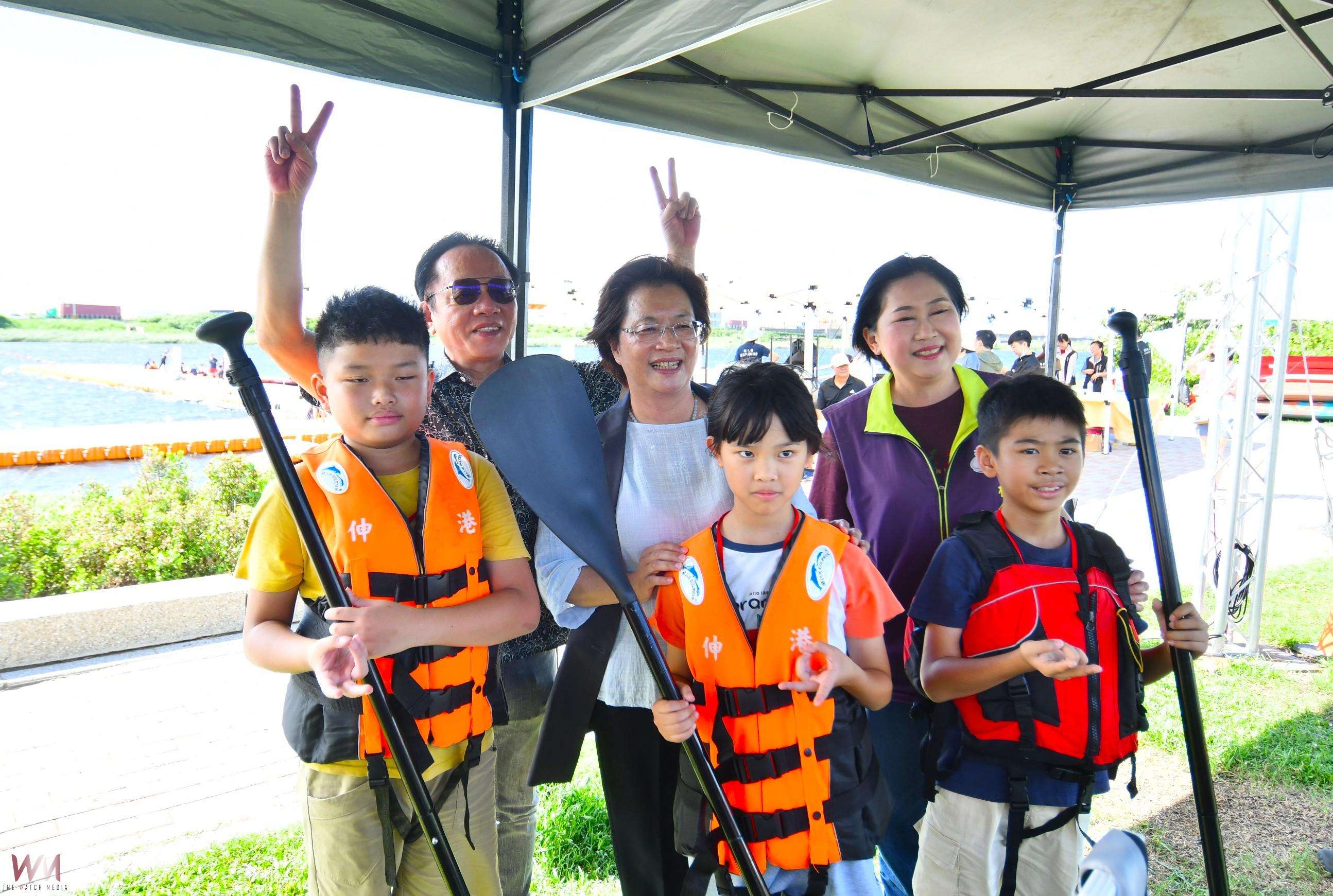 (有影片)/百人SUP體驗慶安水樂園 弱勢家庭嗨翻海FUN夏日! - https://www.watchmedia01.com