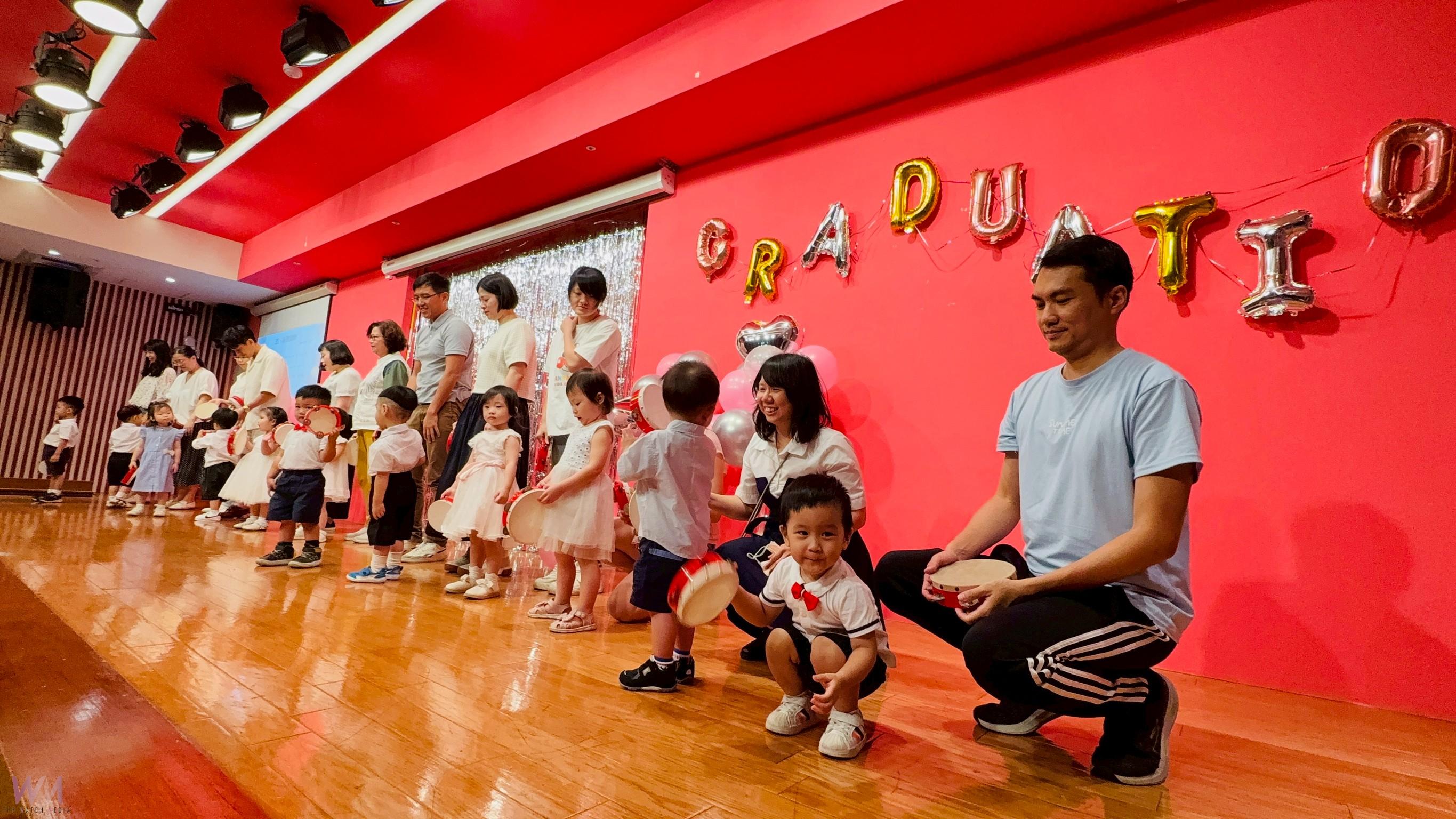 這家「醫療級托嬰中心」奶娃畢業了　院長爸爸幫2歲畢業生撥穗萌樣曝光 - https://www.watchmedia01.com