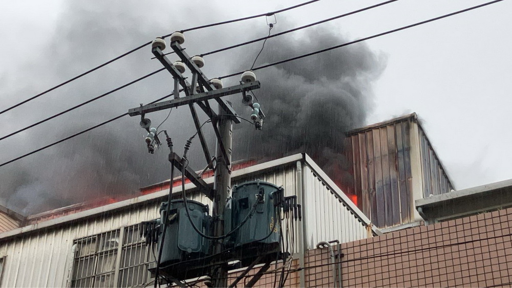 桃園平鎮清晨塑膠製品工廠惡火 50名消防員奮戰撲滅 - https://www.watchmedia01.com