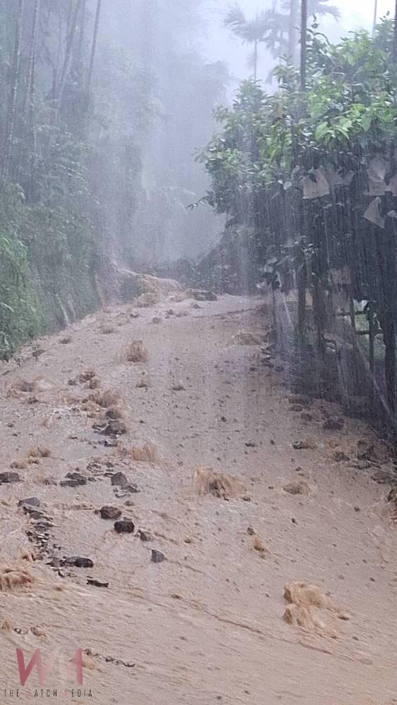 嘉義縣受西南氣流影響,30日山區發生豪大雨勢不斷,致道路多處出現落石及坍崩,致交通中斷,搶通中。(圖/嘉義縣政府提供)