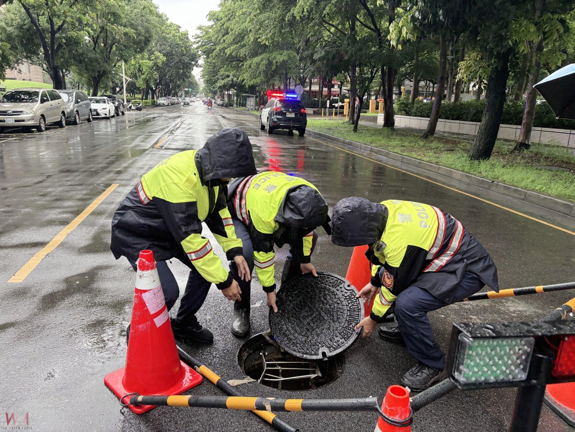 中市豪雨致淹水　南屯區人孔蓋浮出路面險釀意外 員警急刻救援排除 - https://www.watchmedia01.com