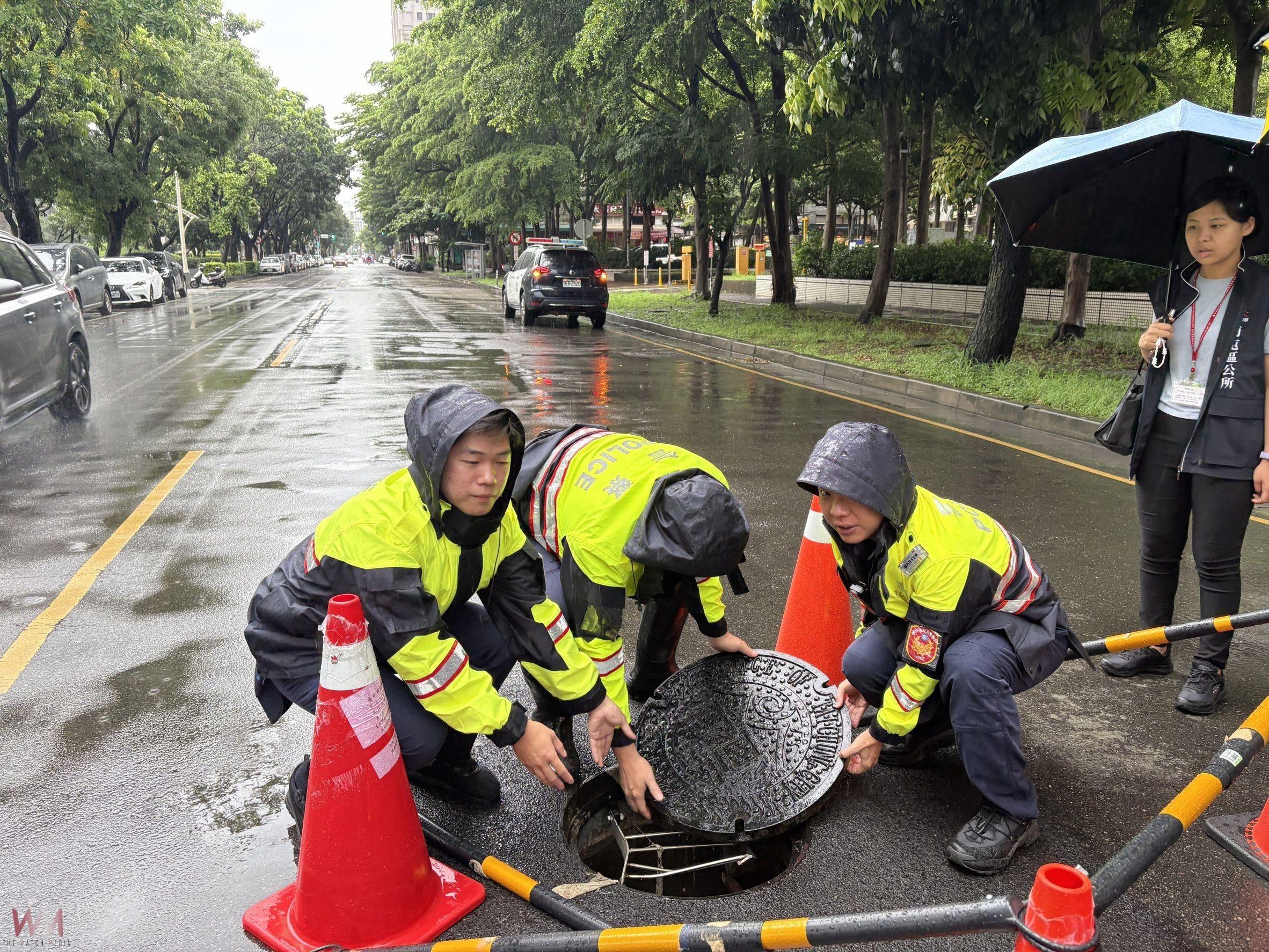 中市豪雨致淹水　南屯區人孔蓋浮出路面險釀意外 員警急刻救援排除 - https://www.watchmedia01.com