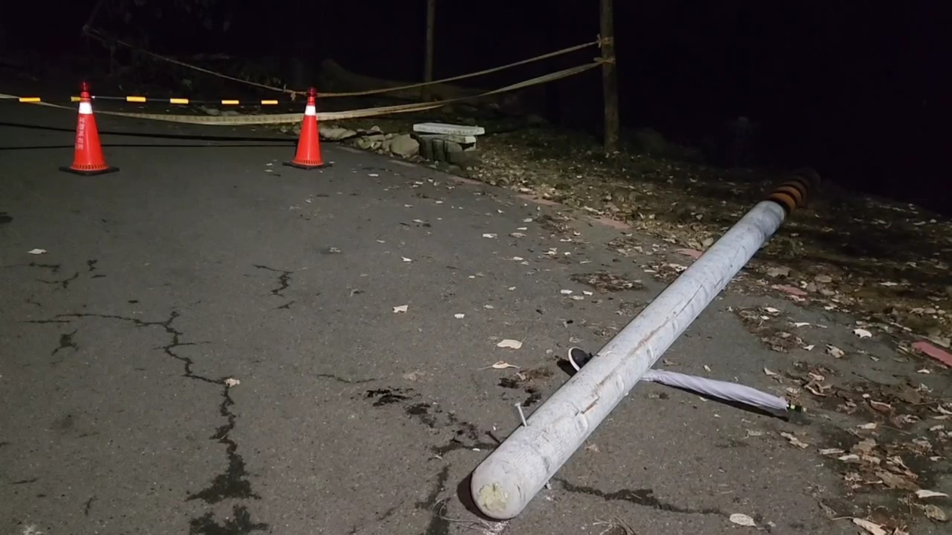 登山遇橫禍!電桿倒塌砸傷66歲男 吊臂車肇事釐清中 - https://www.watchmedia01.com