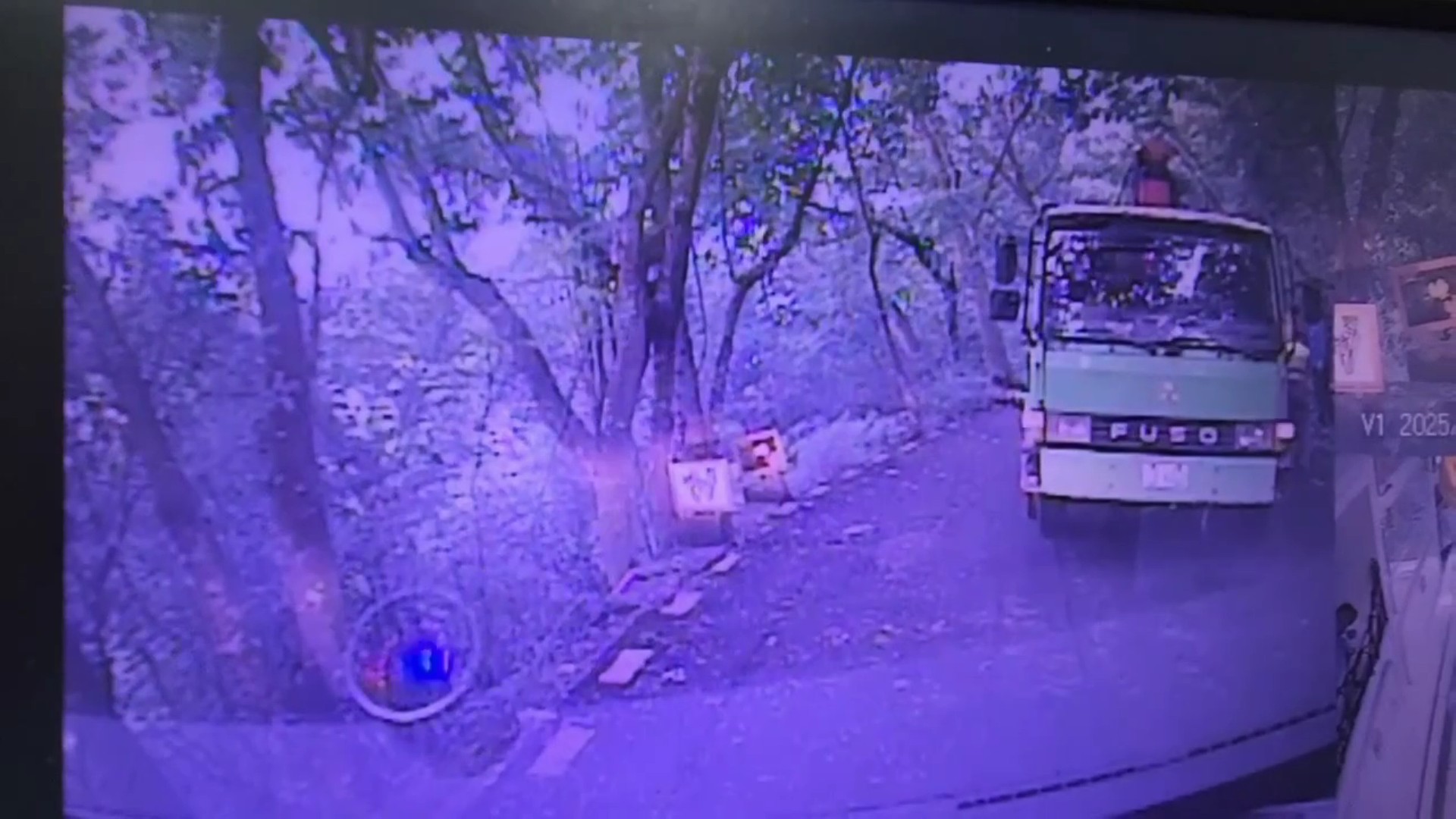 登山遇橫禍！電桿倒塌砸傷66歲男　吊臂車肇事釐清中 - https://www.watchmedia01.com