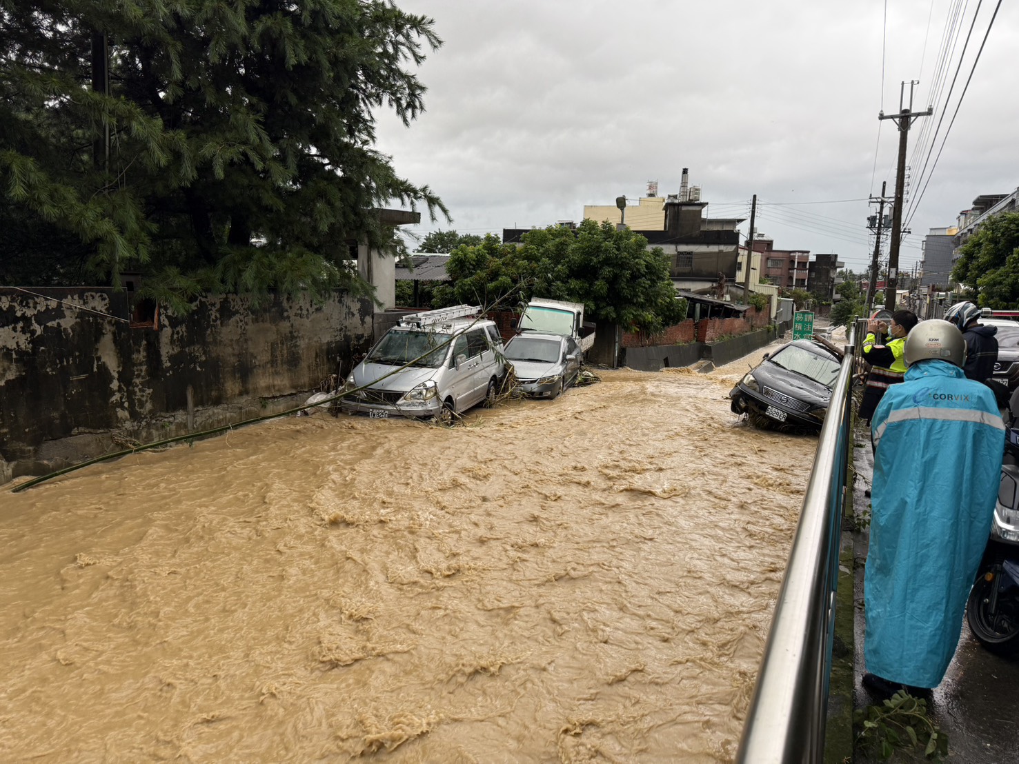 （有影片）／狂炸暴雨重創彰化市　車輛遭沖、土石流灌民宅　所幸無人傷亡 - https://www.watchmedia01.com