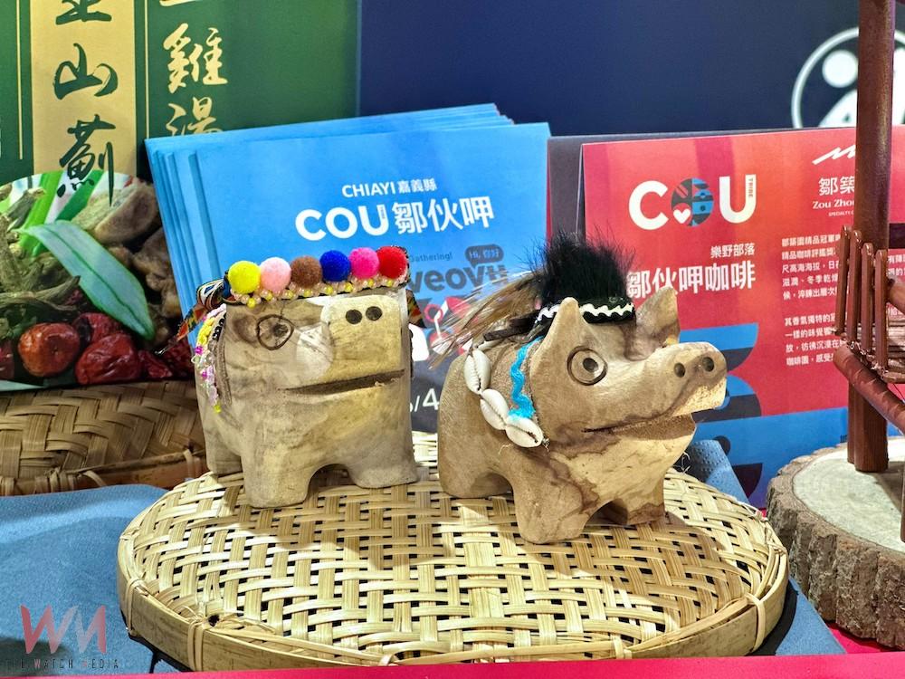 嘉義縣今年以「嘉義.鄒伙呷」為主題,集結阿里山四大鄒族部落─來吉、茶山、逐鹿、樂野打造五感沉浸式的原民文化展館,盛大登場的2025台灣美食展。(圖/嘉義縣政府提供)
