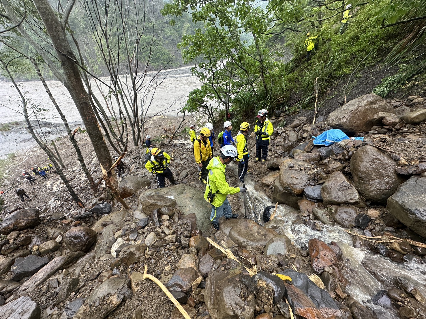 暴雨中艱困搶救！高雄市義消特搜、旗美山搜、消防局特搜及雲豹工作隊共組救援陣線 - https://www.watchmedia01.com