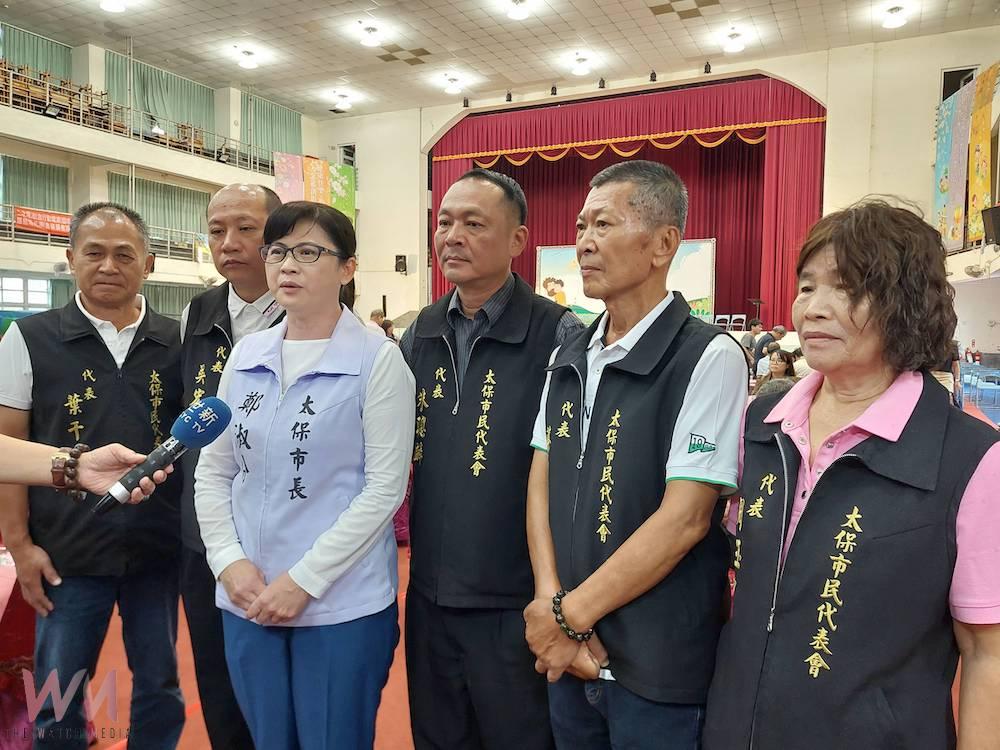 鄭淑分市長（左三）與代表同仁將提案力挺市民度風、雨災。（圖/太保市公所提供）