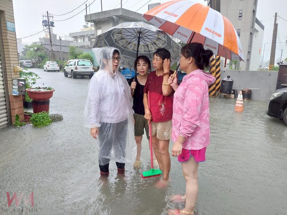 太保市長鄭淑分（左）勘災，聽取市民心聲。（圖/太保市公所提供）