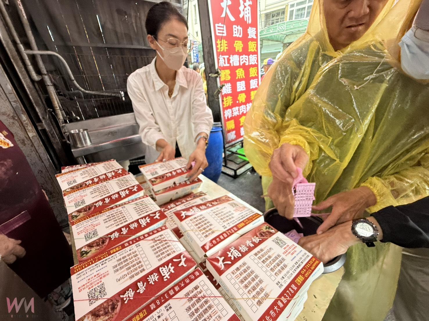 （有影片）／秒殺！彰化大埔排骨飯免費發送愛心便當　民眾冒雨排隊搶領 - https://www.watchmedia01.com