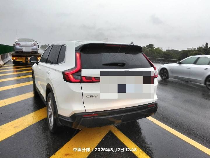 國道大村段驚險車禍　聯結車撞分隔島噴飛石塊　3車連環撞 - https://www.watchmedia01.com