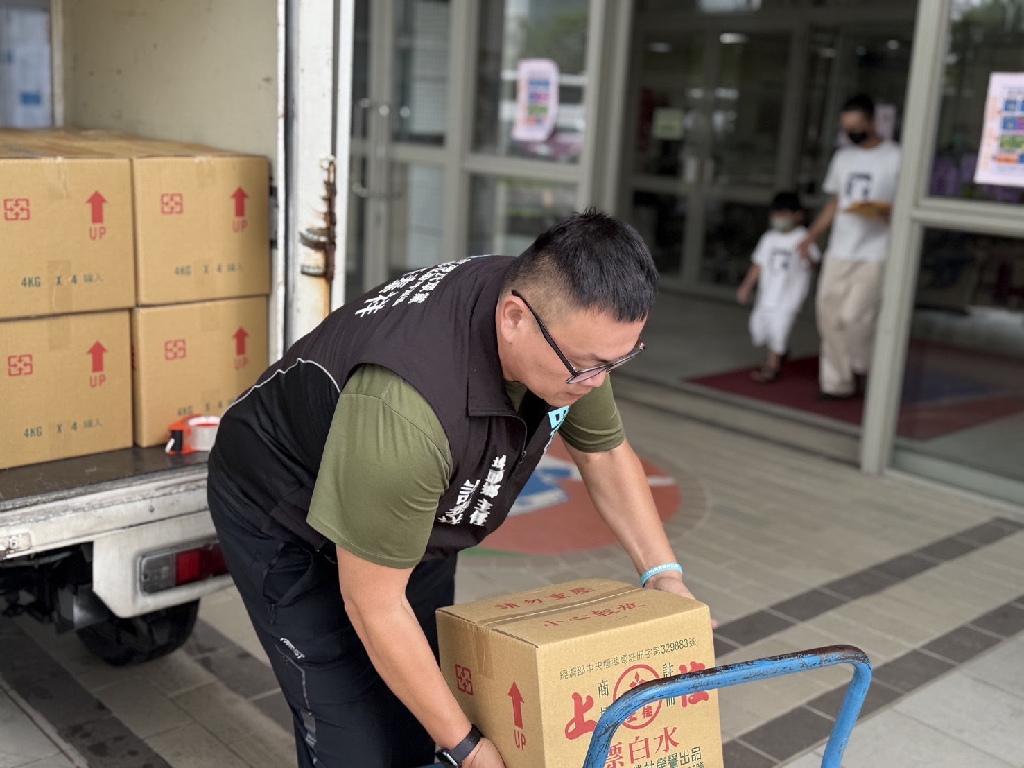 （有影片）／中央終於動員 民眾黨早已出擊！送消毒水深入災區第一線 - https://www.watchmedia01.com