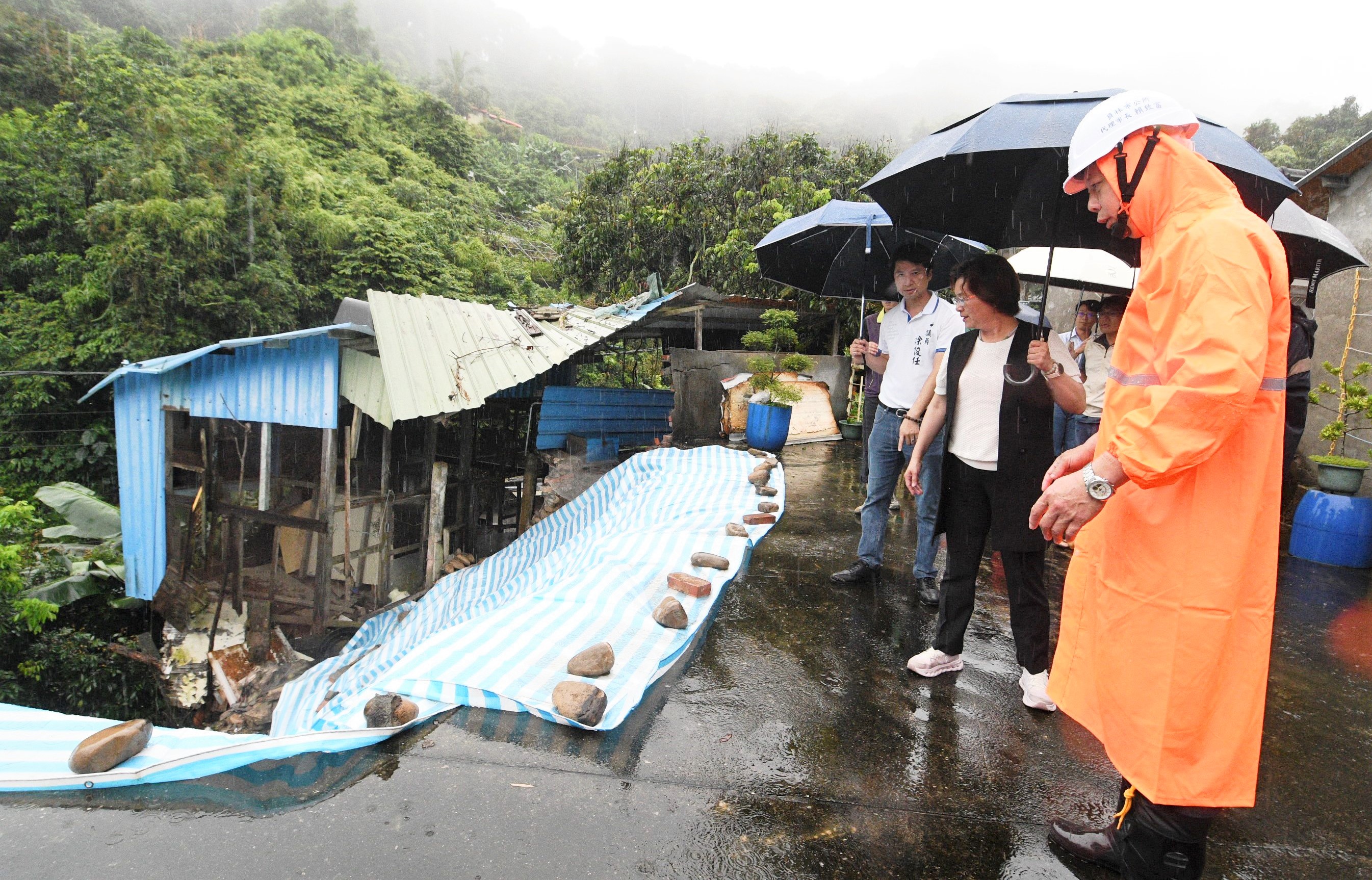 （有影片）／豪雨狂下！員林邊坡坍塌　王惠美到員林勘災喊大家要小心 - https://www.watchmedia01.com
