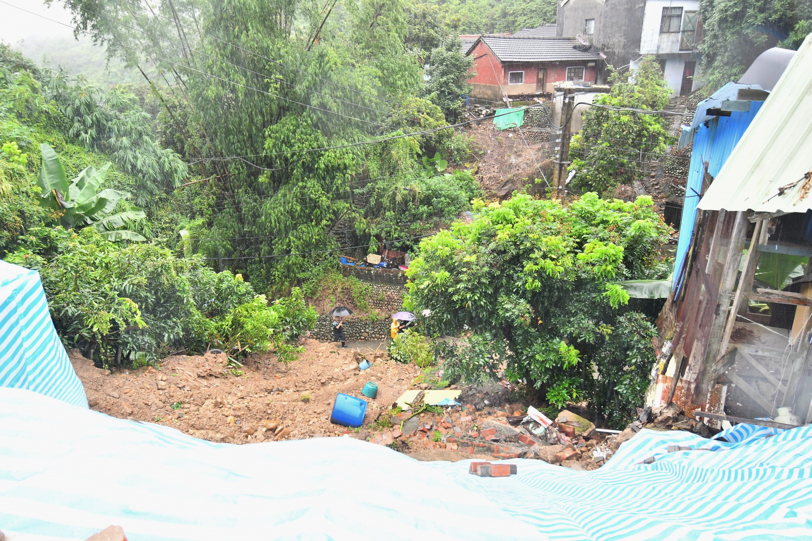 （有影片）／豪雨狂下！員林邊坡坍塌　王惠美到員林勘災喊大家要小心 - https://www.watchmedia01.com