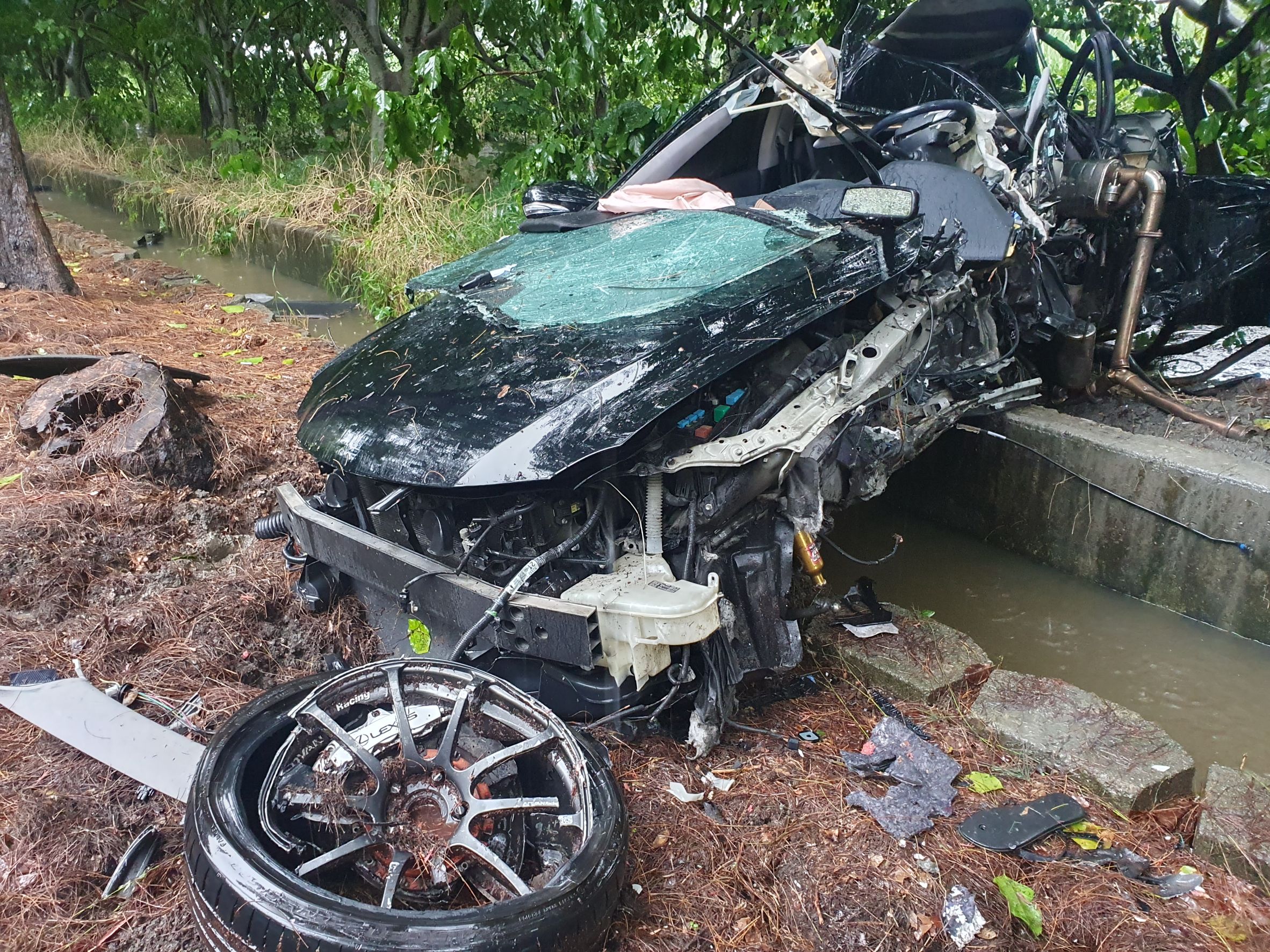 （有影片）／二林驚傳車禍！雨天連續超車失控撞柱　駕駛傷重不治 - https://www.watchmedia01.com