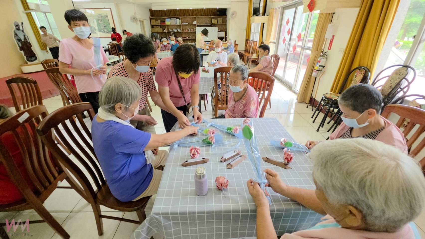 （有影片）／彰化榮家父親節溫馨手作活動　長輩動手摺出紅鈔玫瑰花 - https://www.watchmedia01.com